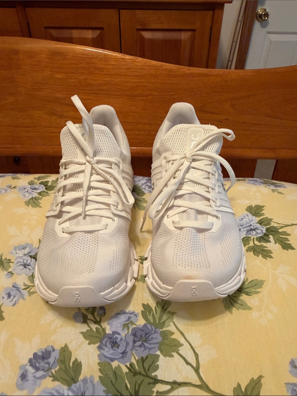 On Running Women’s Cloudswift White Athletic Sneakers - Picture 3 of 8